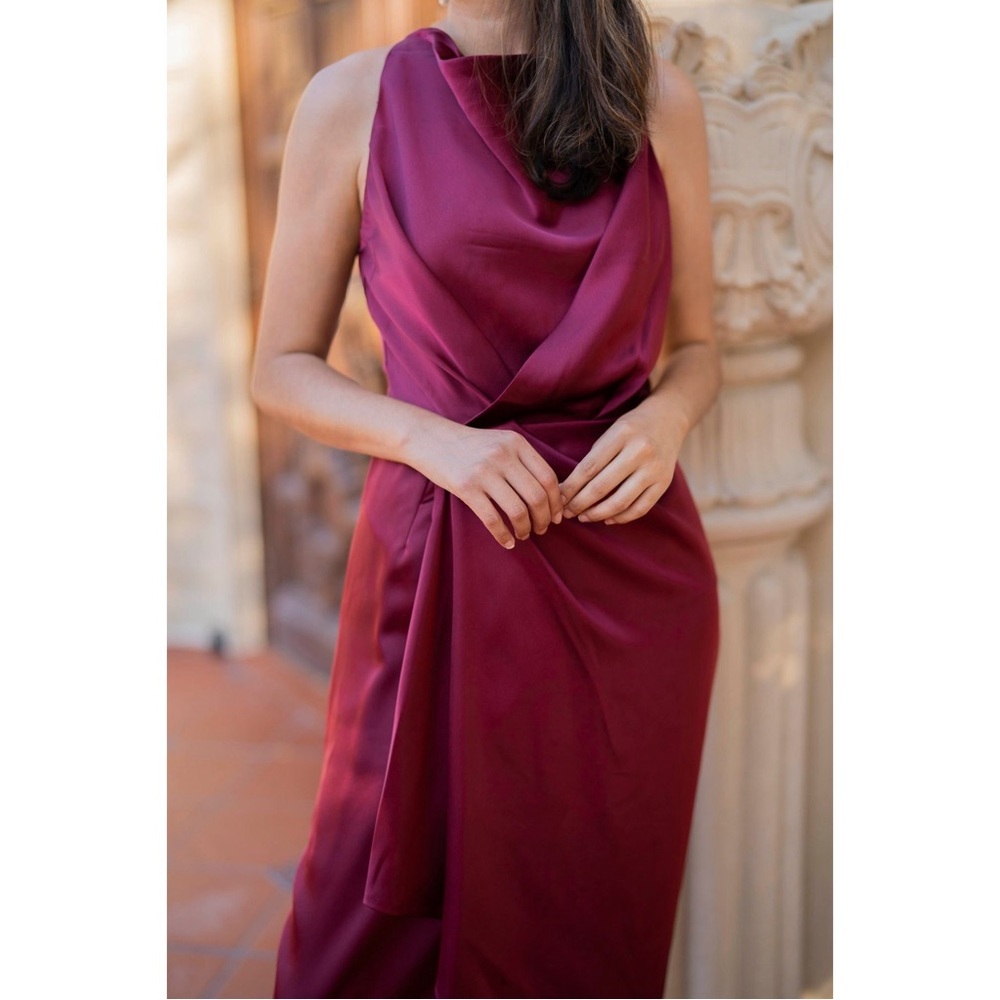 Elegant Burgundy Sleeveless Dress - Picture 3 of 5